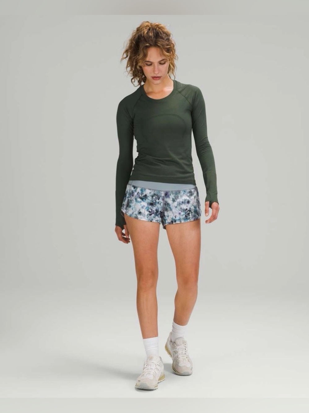 Lululemon Speed Up Low-Rise Short 2.5"
Kaleidofloral Multi Blue Cast Size 4 Yoga